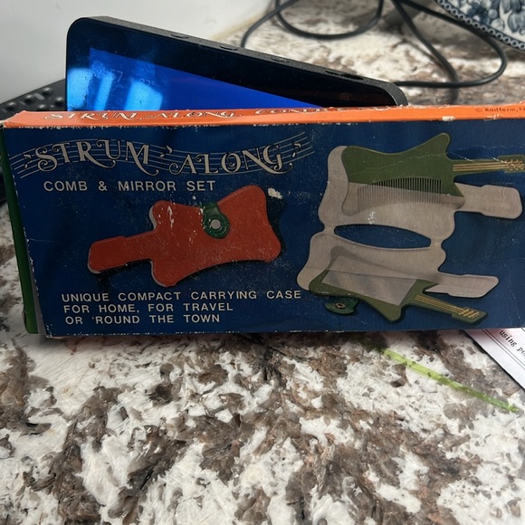 Old school vintage retro style Strum Along Comb 🪮 & Mirror Set very cool 🪨 🥖 - Picture 2 of 11